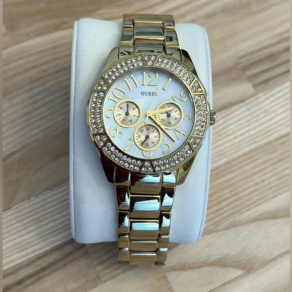 Guess Ladies Watch Crystals Gold Tone Bracelet Pearl Dial Quartz Day Date Dials - Picture 4 of 9
